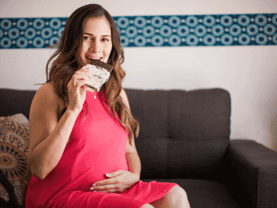 Grávida comendo chocolate