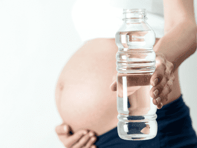 Grávida bebendo água